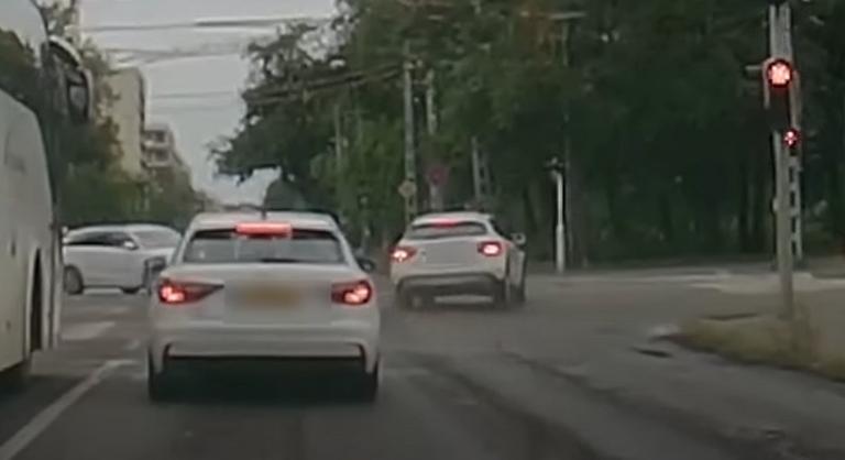 Fittyet hányt a piros lámpára az Ajtósi réme