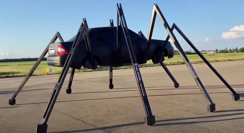 Unatkozó szerelők óriási pókot építettek egy Ladából