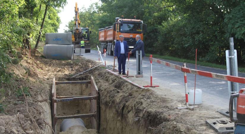 Megkezdődött a felszíni vízelvezetés második üteme Magyaralmáson (galéria)