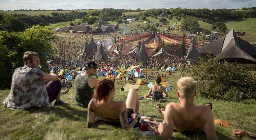 Ozora: meghalt egy életerős, fiatal nő a fesztiválon, a bokorban találták meg – ezt mondja a rendőrség