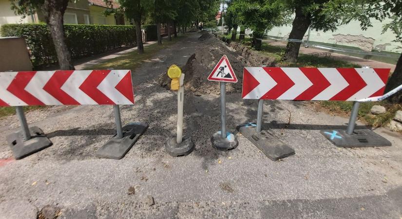 Az ivóvízhálózat felújítása miatt lezárták a Dózsa György utca egy szakaszát Halason
