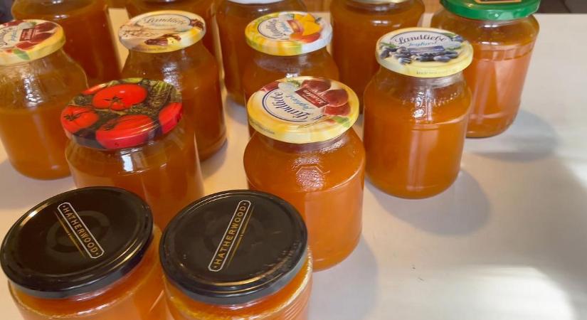 Kollégánk még a nagymamájától leste el a legfinomabb baracklekvár elkészítési módját