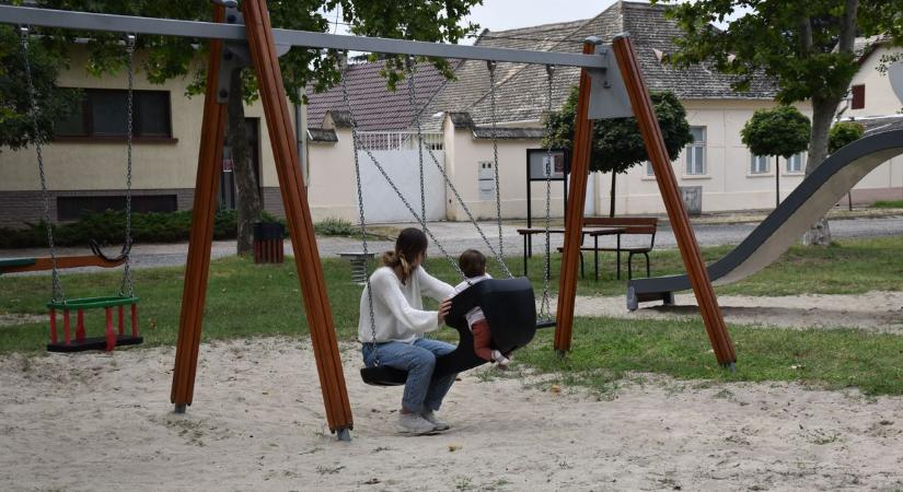 Baba-mama hintával bővült a bajai játszótér