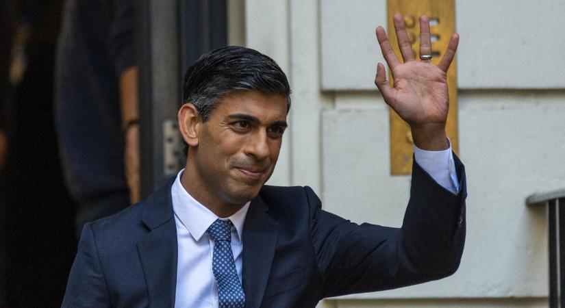 Félpucér fotón a brit miniszterelnök: így áztatja magát Rishi Sunak