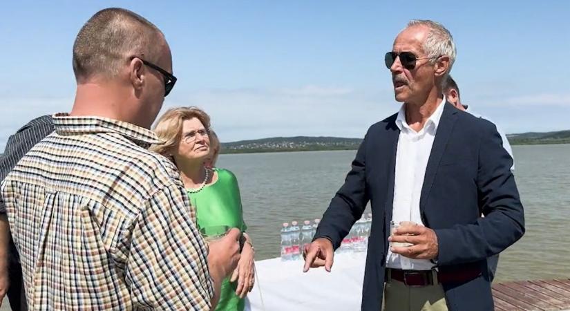 Büdös-e a Velencei-tó? Megkóstolták és megszagolták vizét