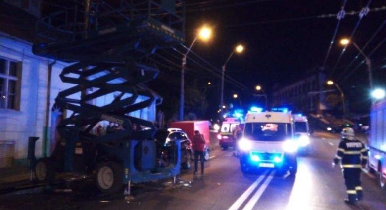 Emelőkosaras munkagépbe rohant Medgyesen egy Hargita megyei sofőr, négyen megsérültek