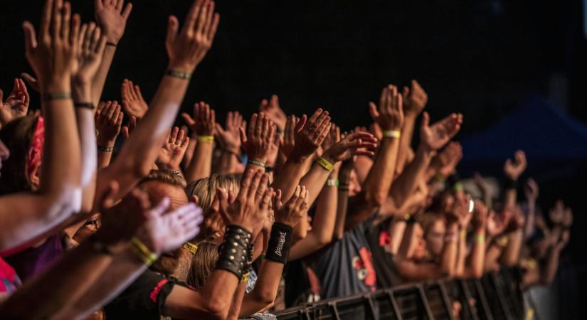 Így építik a RockBalaton nagyszínpadát Fonyódon – fotók!