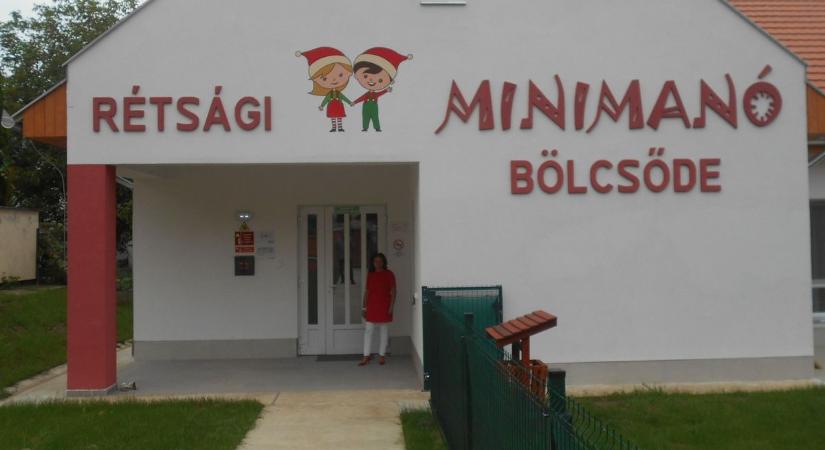 Helyi művész festette ki az új bölcsőde homlokzatát Rétágon