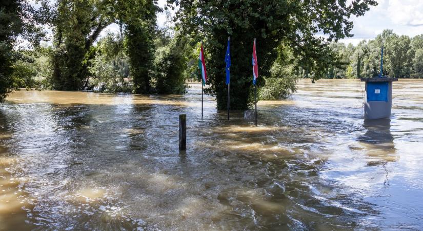 A gátakat megerősítve várják a Dráva tetőzését Drávaszabolcs térségében