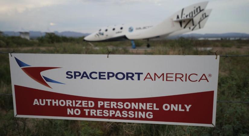 Sikeresen feljuttatta a világűr határára az első turistákat a Virgin Galactic, percekig élvezhették a súlytalanság állapotát