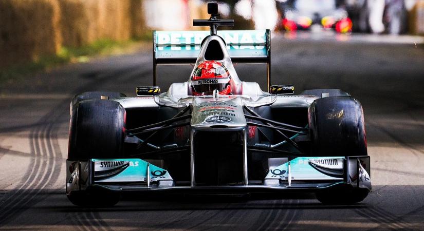 Édesapja F1-es Mercedesét vezette Mick Schumacher, a himnusz szólt a V8-as motorból! (videó)