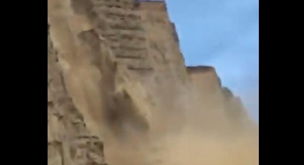 Sokkoló videón, ahogy emberek menekülnek egy brutális sziklaomlás elől