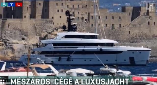 Mészárosék luxusjachtja elhagyta Cannes-t, már Antibes-nál járnak