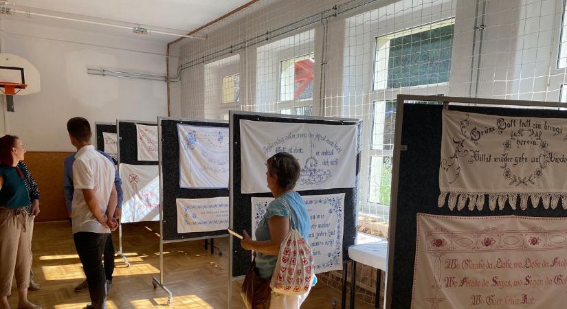 Olvasson vicces és bátor szövegezésű sváb falvédőket! (galéria)