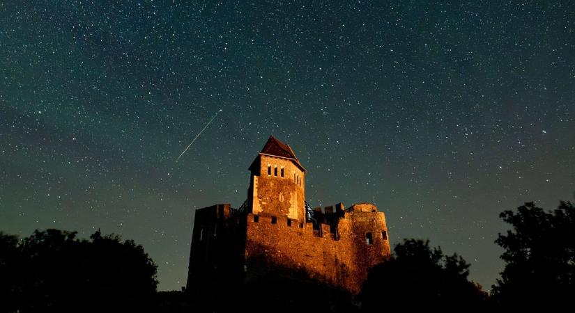 Ilyennek látta a Perseidák meteorrajt a profi fotós Hollókőről