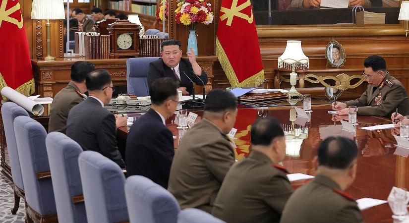 Kim Dzsongun a rakétagyártás „drasztikus” fokozására szólított fel
