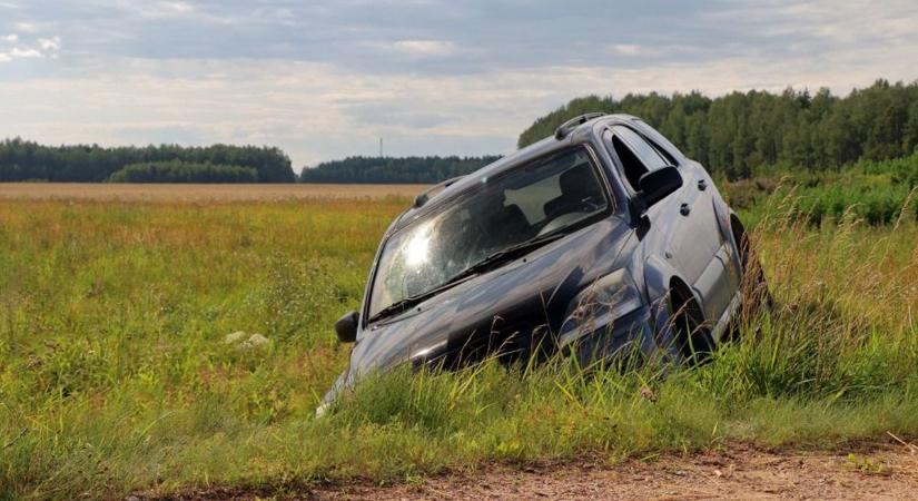 Árokba hajtott Szabadkígyóson, az utasa sérült meg