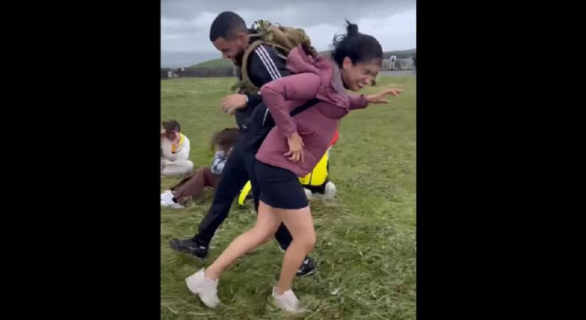 Majdnem elfújta a szél a turistákat - videó