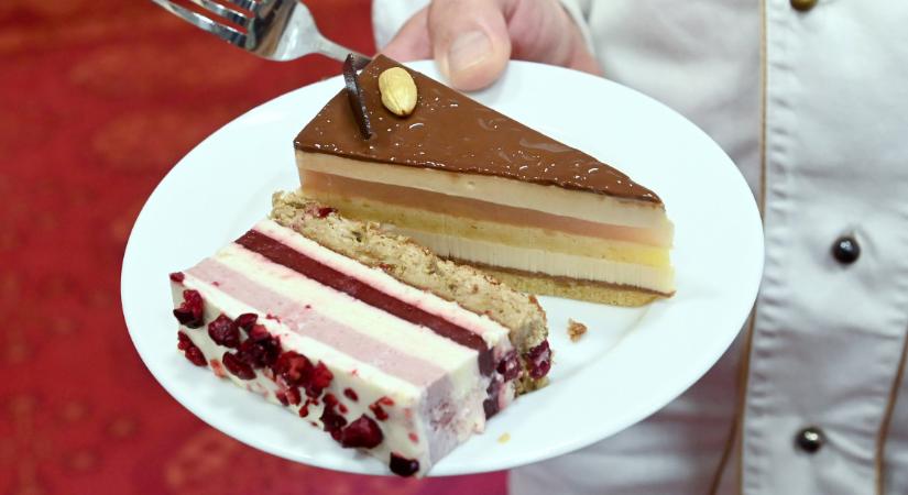 Beszólt a sztárcukrász az ország tortájának: nehogy már kék és banánízű legyen!