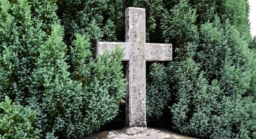Gyűjtést kezdeményeztek a kunszentmiklósi temető keresztjeinek felújítására