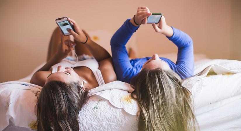 Így kerülhető el, hogy ne legyen problematikus a tinik a közösségi média használata