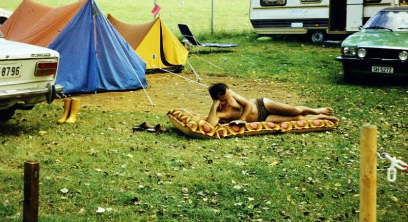 Nyarak a Kádár-korszakban: fecskében strandoltak a férfiak, és Palma matracon napozott mindenki