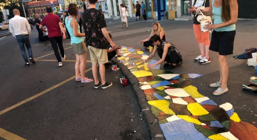 Lecsaptak a rendőrök a járdát festő kétfarkúakra a Széll Kálmán téren