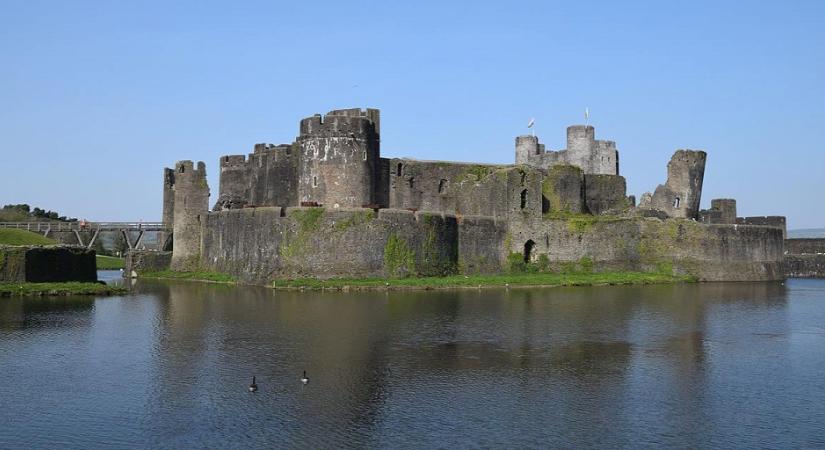 Egyenként 15 ezer forintért árulnak három házat Wales festői vidékén