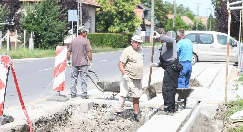 További parkolóhelyekkel gyarapodik Fegyvernek, több helyszínen folytatódnak a munkálatok