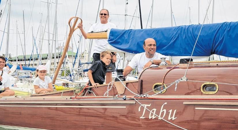 Gyönyörű, régi vitorlásokat láthatunk a Balatonon, csodás autókat a parton