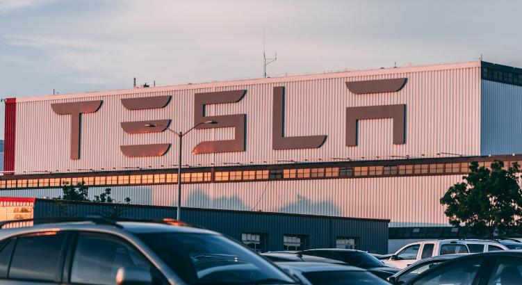 A Tesla olcsóbb, rövidebb hatótávolságú modelleket dob piacra
