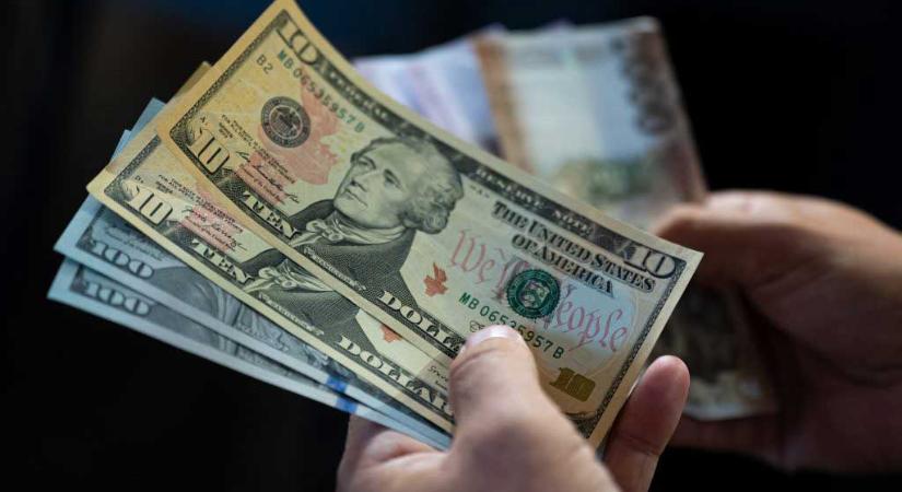 Megdöbbensz, mennyi a dollár! Gyengült a forint, ez az árfolyam sokaknak fáj majd