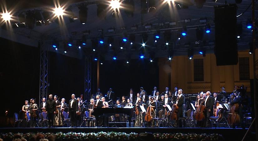 Szerda este ismét klasszikus dallamok töltötték meg a Nagytemplom előtti teret – videóval