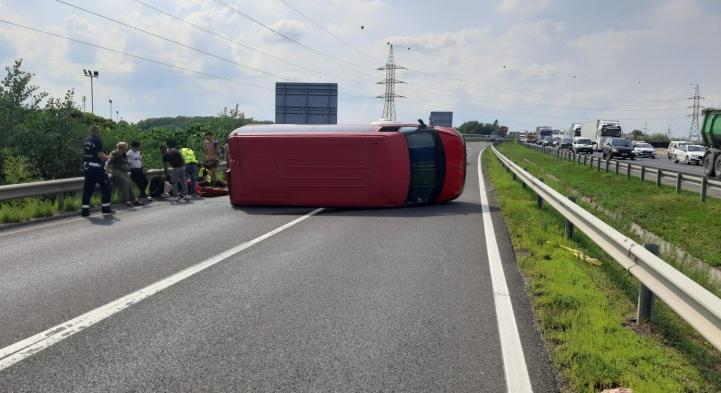 Felborult egy kisteherautó Dunaharasztinál, óriási a torlódás