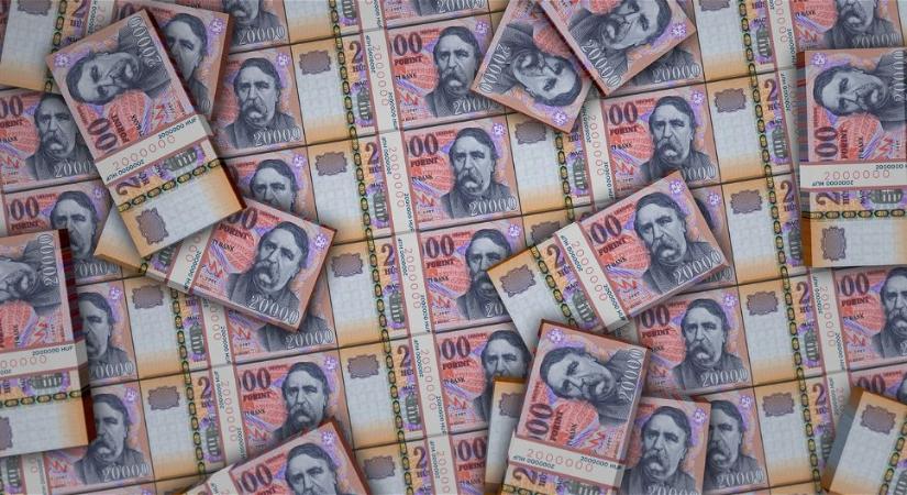 Őrületes pénzt nyert a lottón a hölgykoszorú, mégis visszamentek kukázni