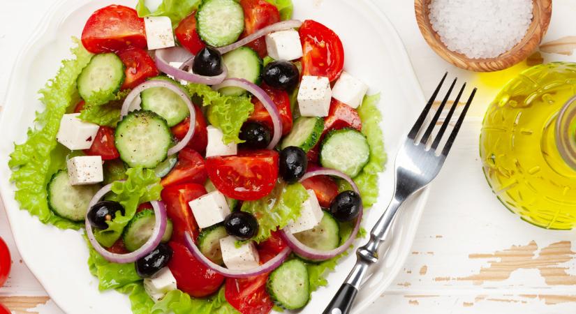 Frissítő, színes görögsaláta: nyáron kihagyhatatlan