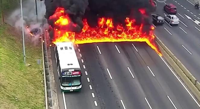 Sokkoló videón, ahogy egy égő buszból menekülnek az utasok