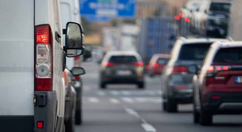 Baleset miatt 10 kilométeres a torlódás a pályán: itt vannak még fennakadások az országban