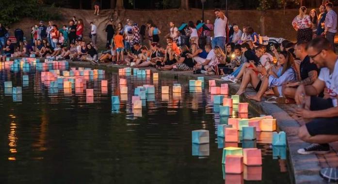Gyertyaúsztatással várja a Romantika Fővárosa a szerelmeseket