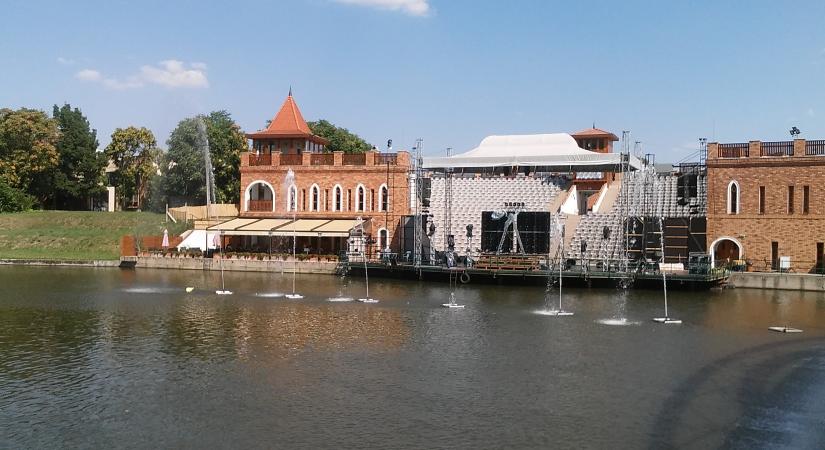 Görög amfiteátrum a vízre épült színházban Szarvason