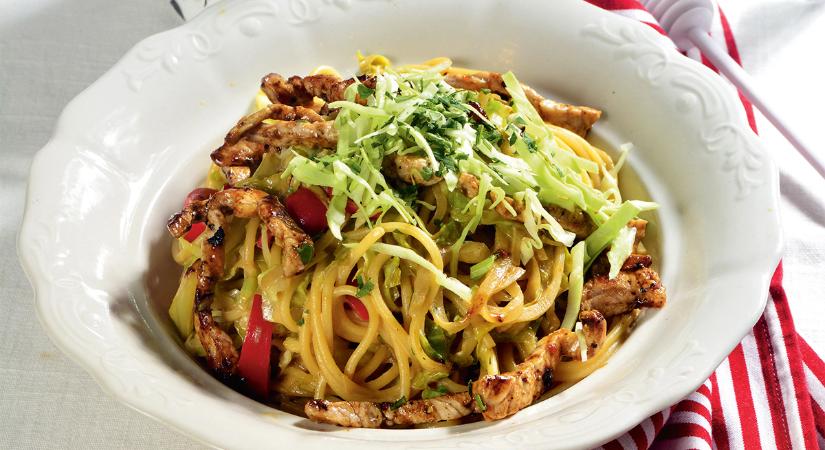 Mézes-mustáros káposztás spagetti pirított sertésszűzzel