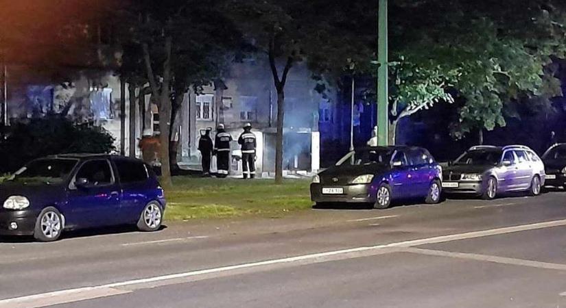 Kigyulladt egy elektromos elosztószekrény a Dózsa György úton - videóval