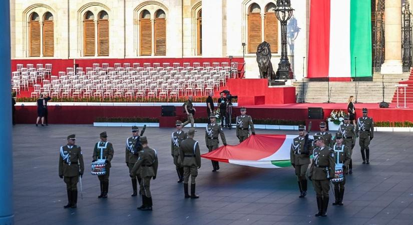 Felvonták a nemzeti lobogót az Országház előtt