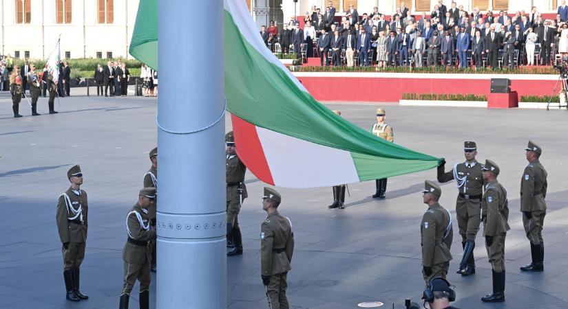 Augusztus 20. – Felvonták a nemzeti lobogót az Országház előtt