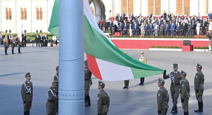 Felvonták a nemzeti lobogót az Országház előtt, munkában augusztus 20. operatív törzse