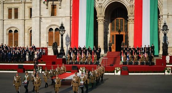 Felvonták a nemzeti lobogót az Országház előtt, esküt tettek a honvédtisztjelöltek