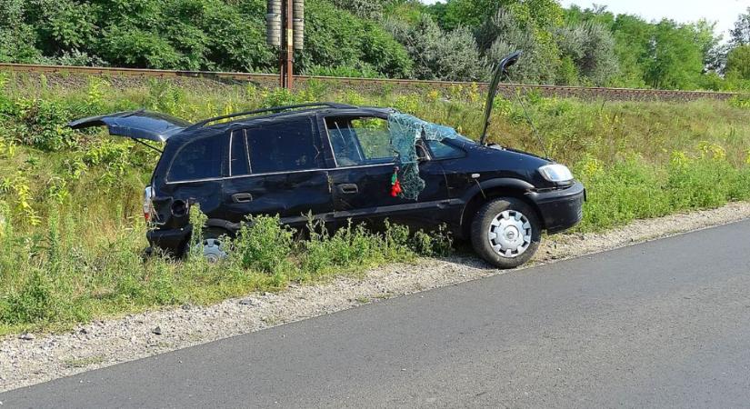 Ismét balesetezett egy embercsempész, Kiskunfélegyháza mellett borult fel