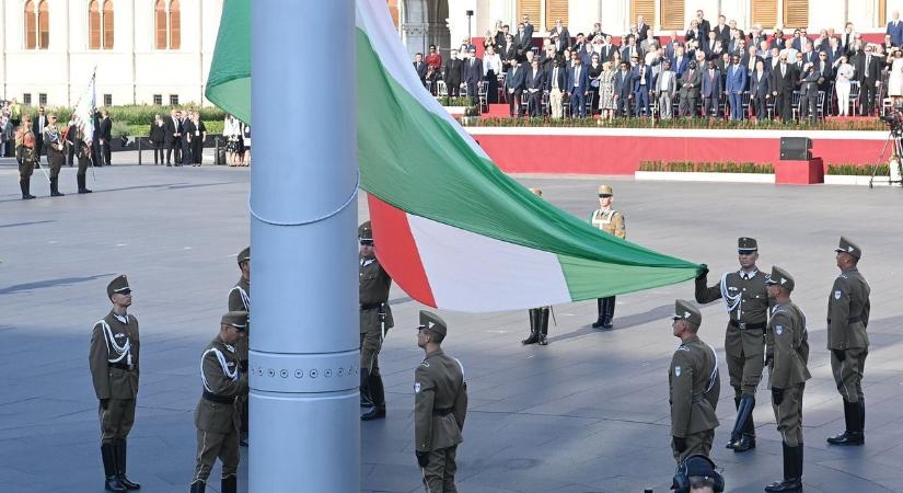 Felvonták a nemzeti lobogót az Országház előtt, majd légiparádét tartott a Magyar Honvédség