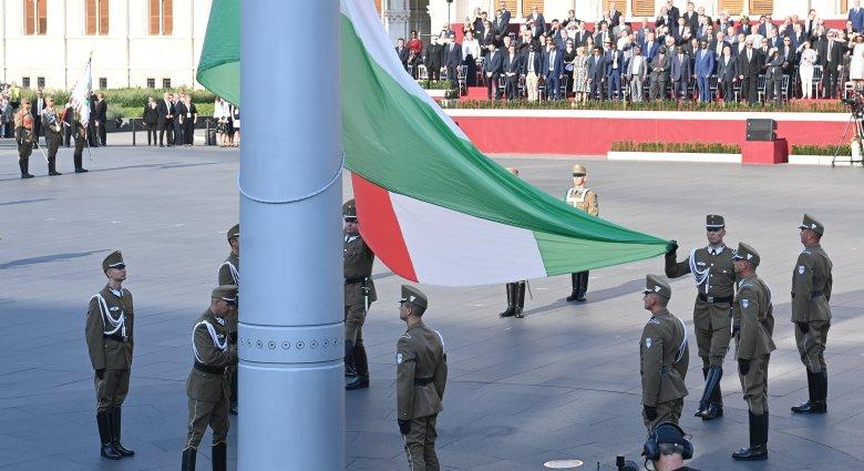 Felvonták a nemzeti lobogót az Országház előtt a nemzeti ünnepen