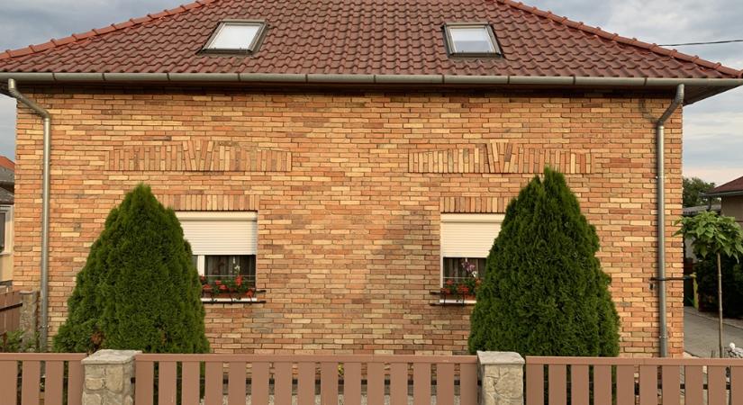 Homlokzatburkolat szeletelt téglából